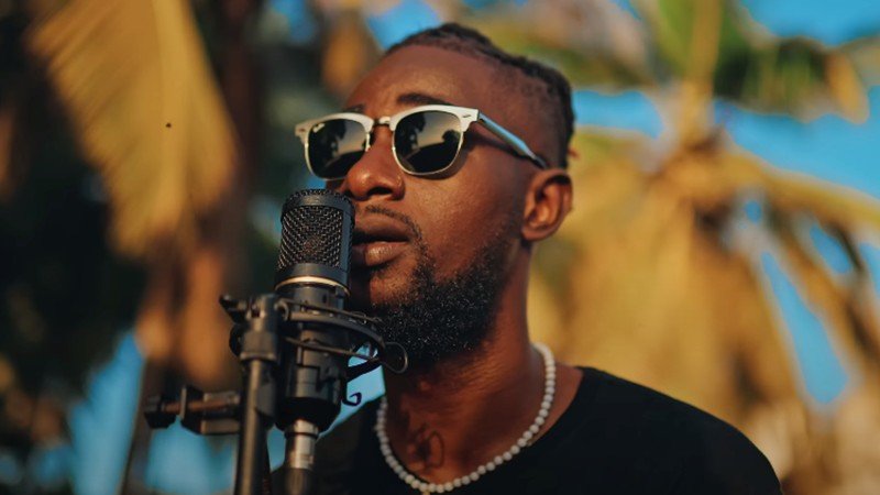 AMAZA, dévoile la version acoustique de son hit "Le goût est mélangé"