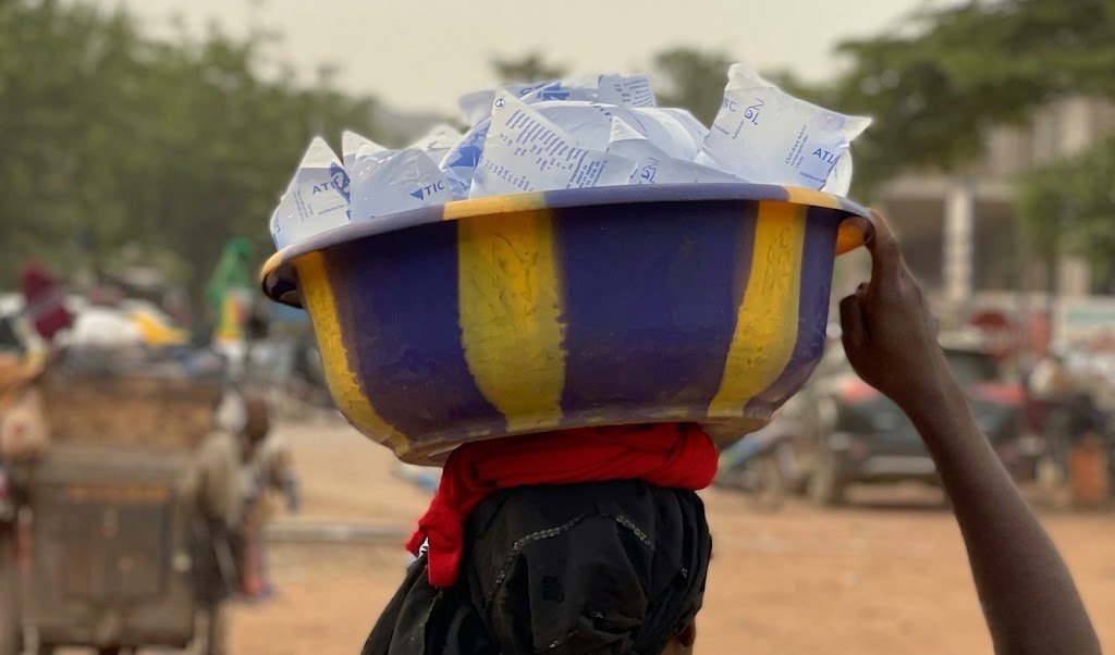 Le gouvernement guinéen accorde un délai supplémentaire de six mois pour la production des sachets d’eau