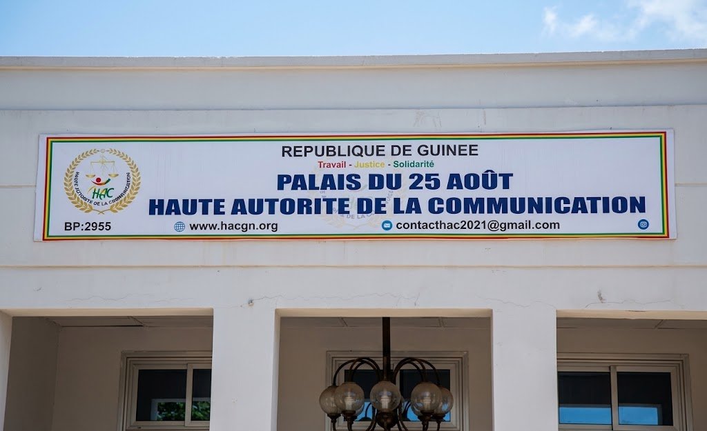 Web TV en Guinée : la HAC rappelle les règles et met en garde contre les plateformes sans autorisation
