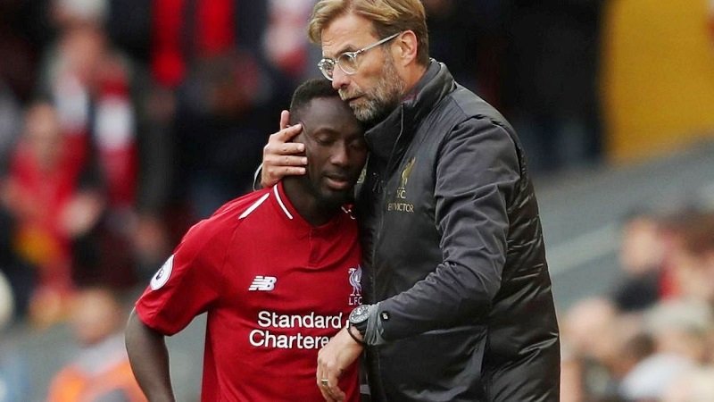 Naby Keita dans les bras de son entraîneur de Liverpool, Jurgen Klopp 