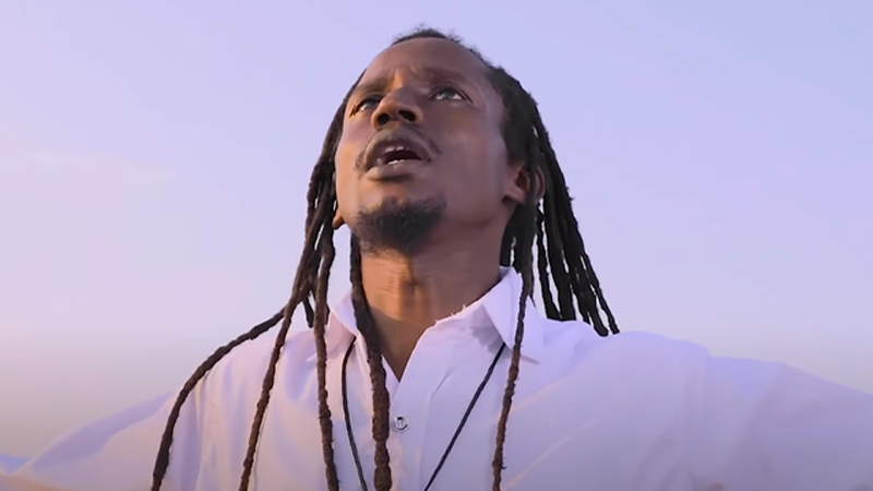 Aly Baba Lyrital révèle son nouveau clip "Gloire à Jah" en hommage Jah Rastafari !