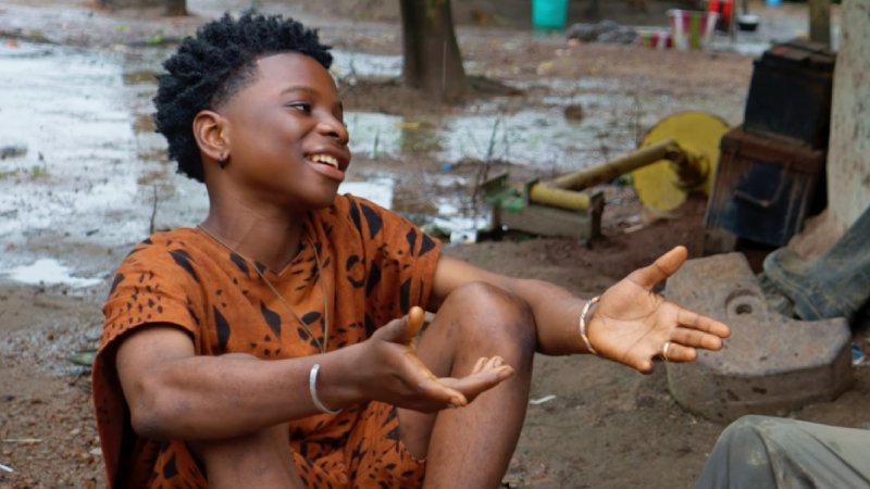 Capture d&#039;écran du clip “Alou Akhasiga”,
