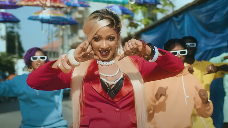 Djelikaba Bintou dans le clip « N'kelenta »