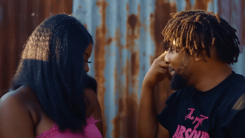 Capture d&#039;écran du clip &quot;Comme Une Rebelle&quot;