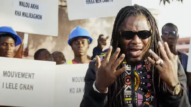 Capture d'écran du clip &quot;Médiocrité&quot;