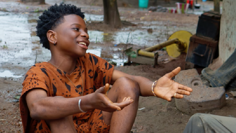 Capture d&#039;écran du clip “Alou Akhasiga”,