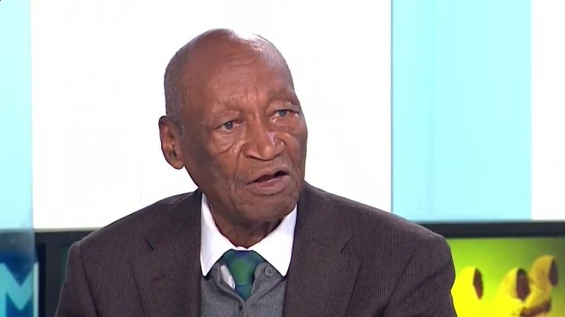 A 87 ans l’écrivain Djibril Tamsir Niane reçoit le Grand prix africain Yasser Arafat !
