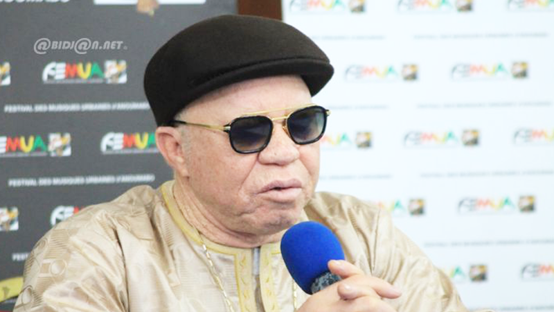 Quand Salif Keita rappelle IBK à L’ordre : « arrête de te soumettre à ce petit Emanuel Macron, c’est un gamin… »