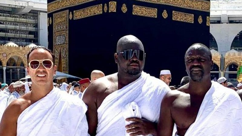 Les images de l’artiste américain Akon en pèlerinage à la Mecque !