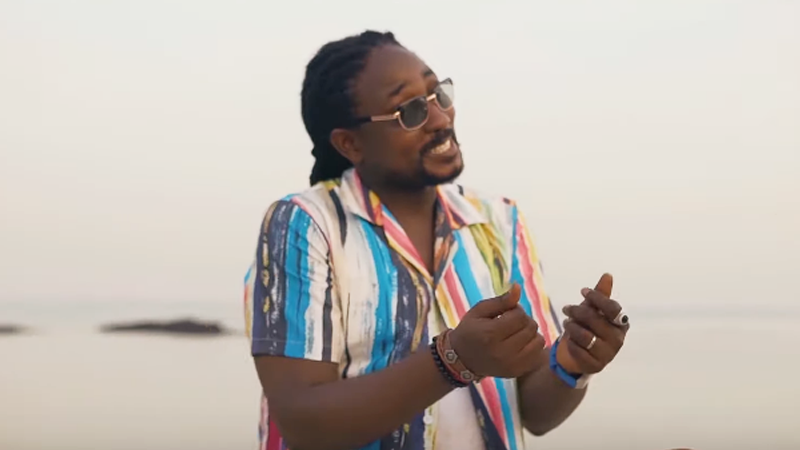  Clip à découvrir : "Comporté" du chanteur guinéen Lil Kanté