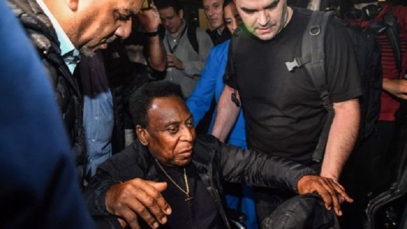 Gravement malade, Le ‘Roi Pélé’ en fauteuil roulant, a honte d’être évacué de son domicile !