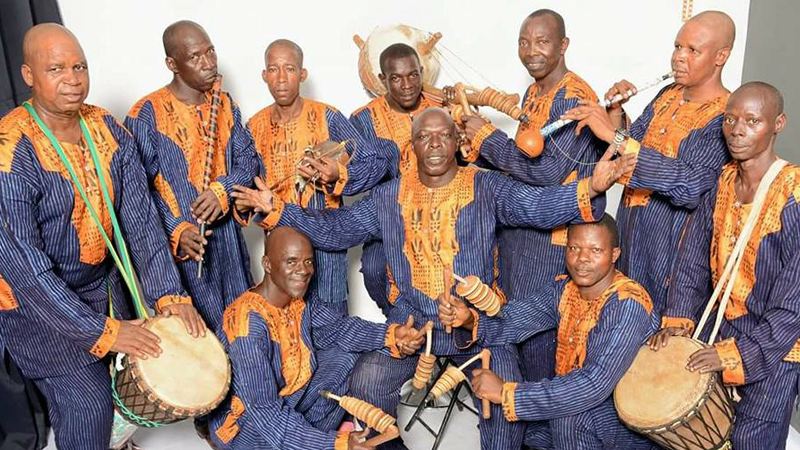 Le groupe "Djéré Foutah" fidèle à ses instruments traditionnels, rend hommage à Mory Kanté 