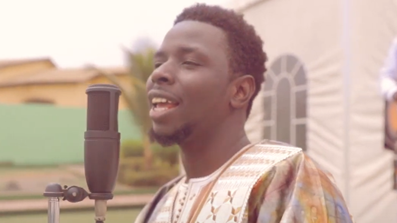 Clip : Djely Sidiki Kouyaté rend hommage aux femmes dans "Africa Woman"