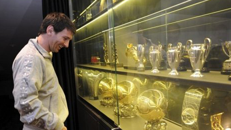 Messi dépasse Ronaldo et remporte le titre de "meilleur joueur de la décennie" !