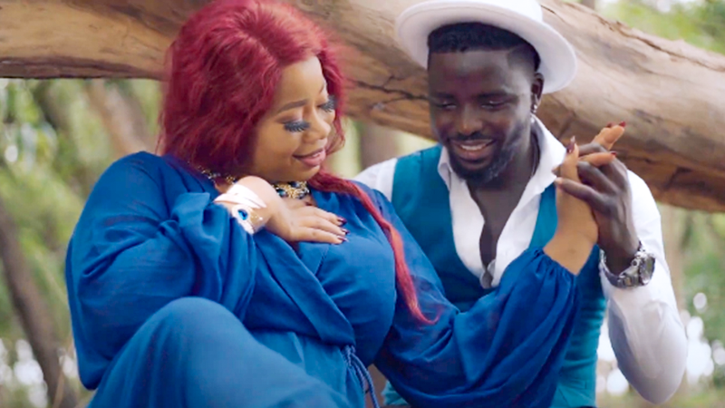 M'balou Originale, amoureuse dans son clip « Amour Échantillon »