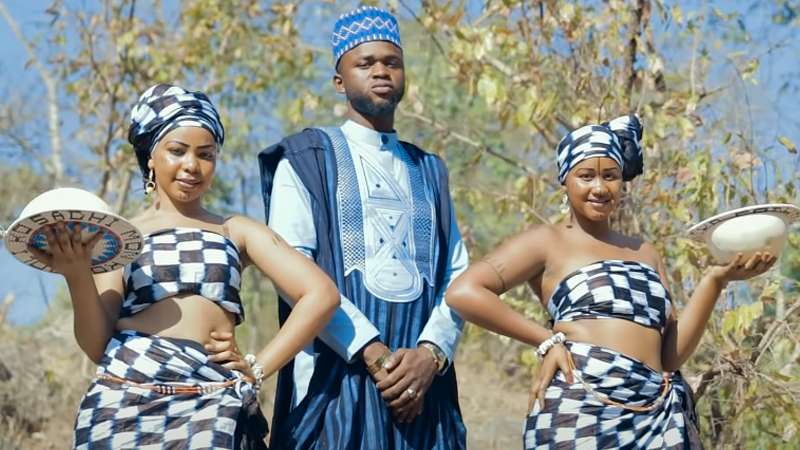 La beauté foutanienne mise en valeur dans le nouveau clip de Doura YZZY, « Ko Mi Poulloh »