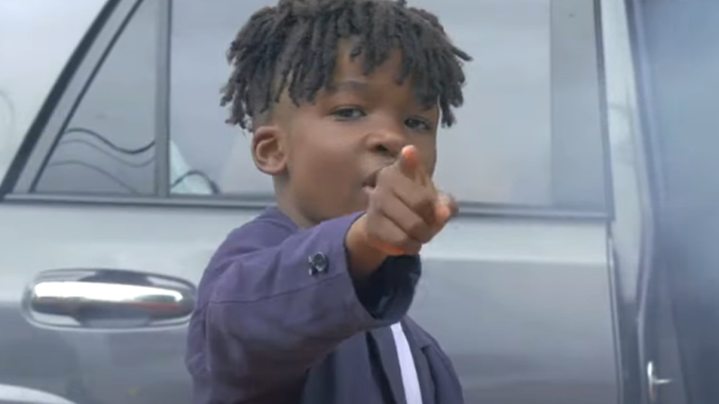 Le plus jeune rappeur guinéen Ismaël Bobo débarque dans la cour des grands dans « Sigui »
