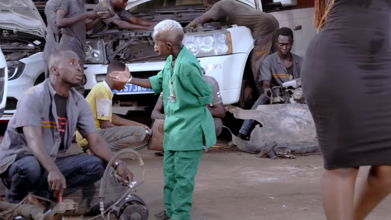 ''Motivation'' : Grand P s’illustre en chef mécanicien dans le nouveau clip de Kerozen