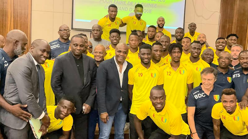Le nouveau ministre de la jeunesse et des sports à la rencontre des joueurs du Syli National !