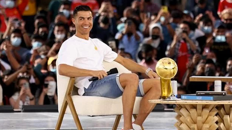 Expo Dubaï2020 : Cristiano Ronaldo reçoit le prix du meilleur buteur de tous les temps du Globe Soccer
